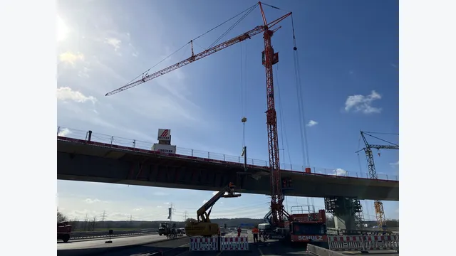 Kranarbeiten an der Hochstraße Elbmarsch: Die Erweiterung der Autobahnbrücke erforderte aufwendige Baumaßnahmen über und neben den bestehenden Verkehrswegen.