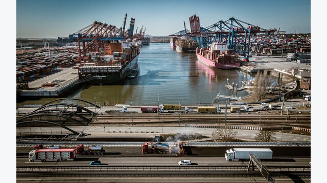 Die Hochstraße Elbmarsch liegt mitten in einer der wichtigsten Logistikdrehscheiben Europas. Containerterminals, Güterverkehr, Schifffahrt und Straßenverkehr stellten hohe Anforderungen an die Organisation der Großbaustelle.