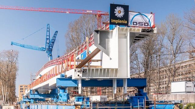 Die neue Südbrücke verbindet das bestehende Bundeskanzleramt mit seinem Erweiterungsbau. Ihre außergewöhnliche Geometrie und die beiden übereinanderliegenden Nutzungsebenen stellten hohe Anforderungen an Konstruktion und Montage.