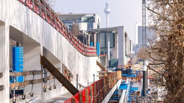 Mit Blick auf den Berliner Fernsehturm: Die weiße Stahlkonstruktion der Südbrücke während der Montagearbeiten. Die rund 180 Meter lange Verbindung wird künftig sowohl für interne Wege des Bundeskanzleramts als auch für einen öffentlichen Rad- und Fußweg genutzt.