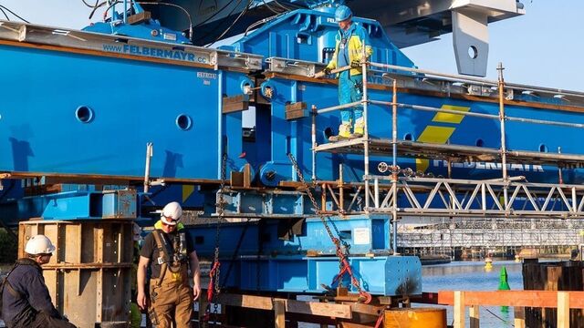 Detailaufnahme der Felbermayr-Schwerlasttechnik: Die Montage der Südbrücke erforderte ein präzises Zusammenspiel von Verschubkonstruktionen, hydraulischer Technik und umfangreichen Sicherungsmaßnahmen.