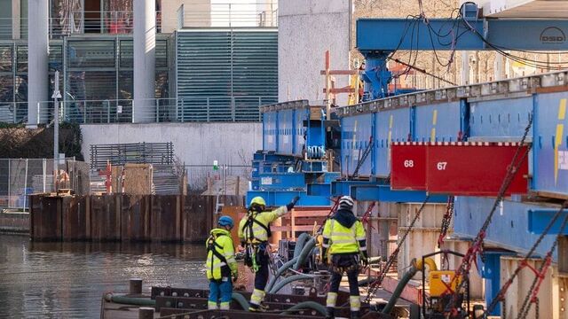 Mitarbeiter koordinieren die Arbeiten auf einem Ponton in der Spree. Die schwimmenden Konstruktionen übernahmen während des Brückenverschubs einen Teil der Lasten und mussten präzise mit den landseitigen Auflagern zusammenspielen.
