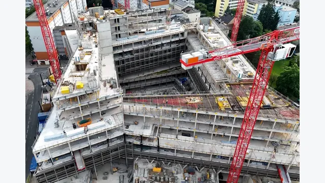 Blick aus der Vogelperspektive auf die Großbaustelle des Landesdienstleistungszentrums Salzburg: Das Gebäude umfasst 13 Geschosse, davon zehn oberirdisch und drei unterirdisch. Insgesamt werden rund 2.500 Holzträger und 540 Holzstützen verbaut.