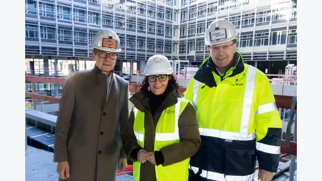Bei der Firstfeier anlässlich der Fertigstellung des Rohbaus am 27. November 2025: Peter Krammer, CEO der SWIETELSKY AG, Landesrätin Daniela Gutschi und Hubert Wetschnig, CEO der HABAU GROUP (v. l. n. r.). Die beiden Baukonzerne errichten das Landesdienstleistungszentrum gemeinsam als Arbeitsgemeinschaft.