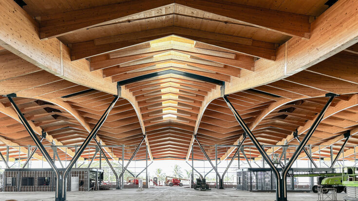 Spektakuläre Holzkonstruktion in der Karibik: Am Cibao International Airport in der Dominikanischen Republik entsteht ein neues Terminal mit einer weitgespannten, geschwungenen Dachlandschaft. Die HASSLACHER-Tochter HESS TIMBER verantwortet die Holztragkonstruktion.