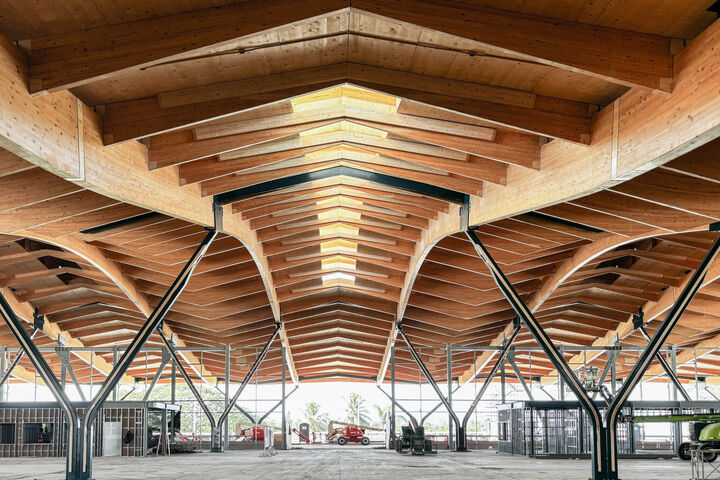 Spektakuläre Holzkonstruktion in der Karibik: Am Cibao International Airport in der Dominikanischen Republik entsteht ein neues Terminal mit einer weitgespannten, geschwungenen Dachlandschaft. Die HASSLACHER-Tochter HESS TIMBER verantwortet die Holztragkonstruktion.