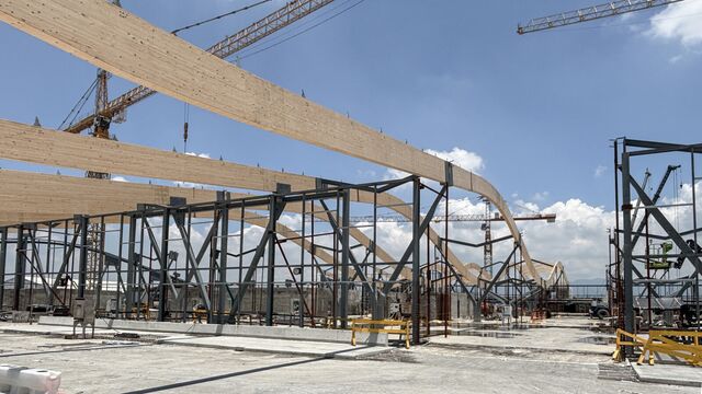 Gerade und gekrümmte Brettschichtholzträger bilden die komplexe Freiformgeometrie des neuen Flughafendachs. Insgesamt kommen rund 1.750 Kubikmeter Brettschichtholz zum Einsatz.