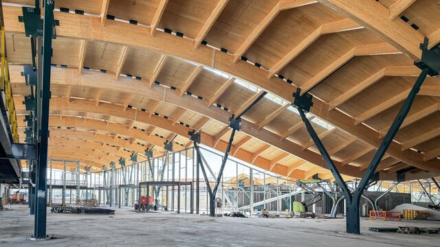 Rund 23.000 Quadratmeter Brettsperrholz bilden die Dachfläche des neuen Terminals. Die in Kärnten vorgefertigten Elemente übernehmen zugleich eine aussteifende Funktion innerhalb der Tragkonstruktion.