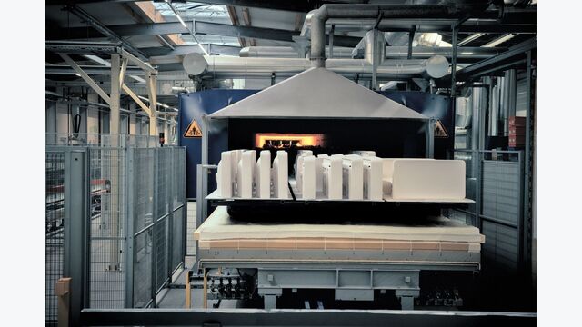 Der elektrische Tunnelofen im LAUFEN-Werk Gmunden ermöglicht die Herstellung von Sanitärkeramik ohne direkte CO₂-Emissionen beim Brennprozess. Laut Unternehmen spart die Umstellung jährlich rund 5.000 Tonnen CO₂ ein.