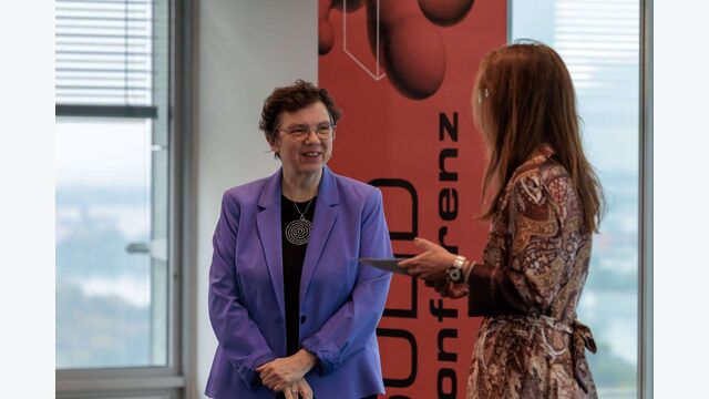 Kapitalmarktexpertin Monika Rosen-Philipp beleuchtete in ihrer Keynote die weltwirtschaftlichen Rahmenbedingungen und deren Auswirkungen auf langfristige Investitionsentscheidungen.