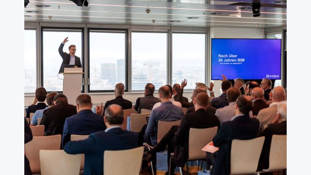 Christoph Becker von Bluebeam zeigte, wie groß die Lücke zwischen digitaler Planung und Baustellenpraxis nach mehr als 20 Jahren BIM noch immer ist.