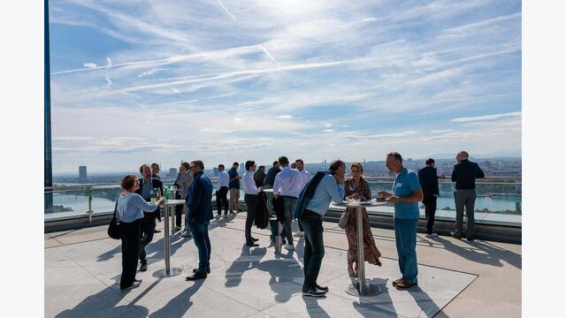 Fachlicher Austausch mit Weitblick: Auf der Terrasse der Wolke 19 nutzten die Gäste der SOLID Konferenz 2026 die Pausen für Gespräche und Networking – mit Panoramablick über Wien.