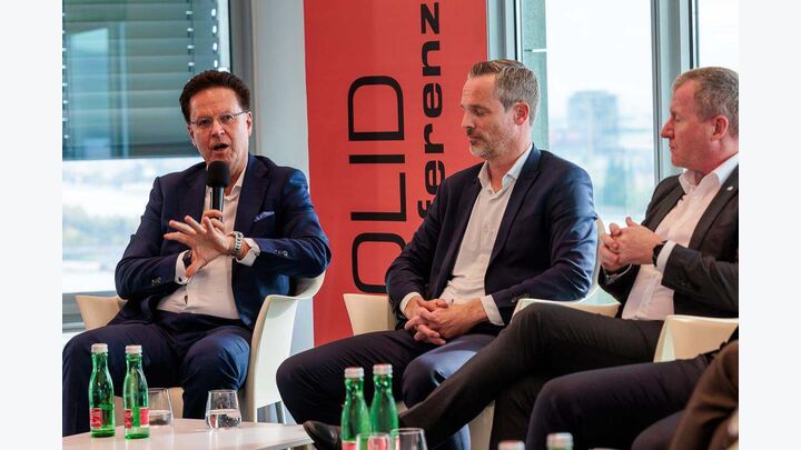 Auf dem Podium wurden aktuelle Herausforderungen der Bauwirtschaft diskutiert.