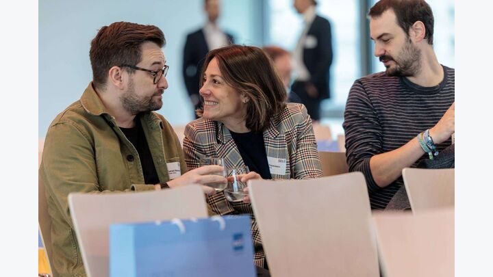 Networking in entspannter Atmosphäre am Rande des Konferenzprogramms.