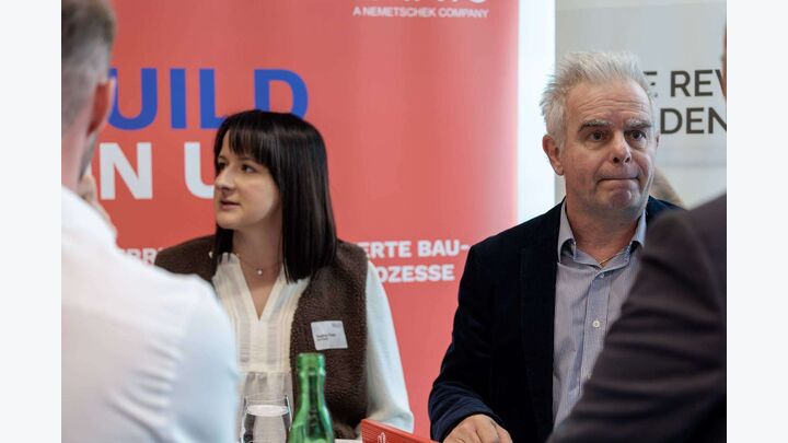 Fachgespräche am Ausstellerstand: Auch die Partner der Konferenz waren präsent.
