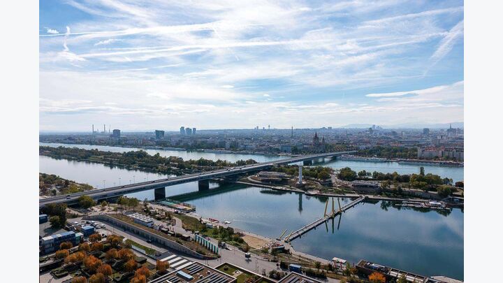 Wien von oben: Der Ausblick von der Wolke über Donau und Stadt.
