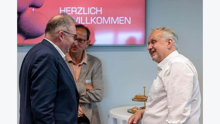 Schon vor dem offiziellen Programm nutzten die Gäste die Gelegenheit zum Austausch.