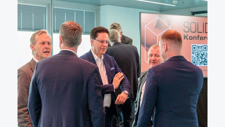 Fachlicher Austausch und persönliche Begegnungen am Rande des Konferenzprogramms.