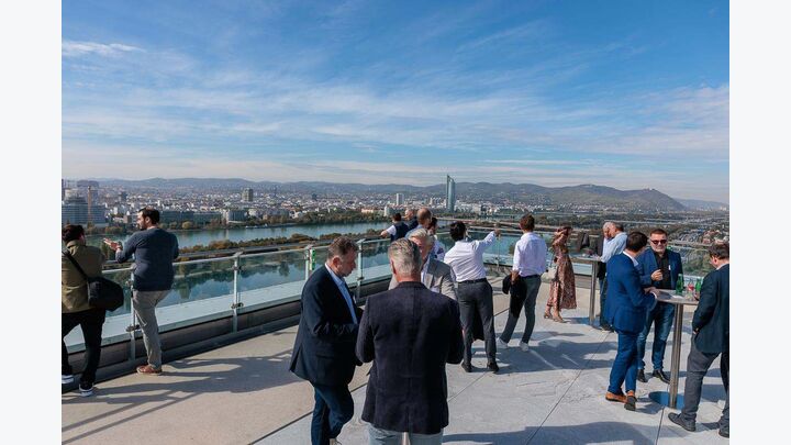 Intensive Gespräche vor der beeindruckenden Wiener Skyline.