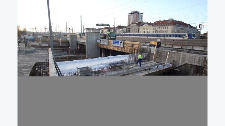 Reportage Matzleinsdorfer Platz Wien Brücke Baustelle Bau Symbol Solid 2009 Bilfinger Berger ÖBB OeBB Strassenbau Verkehr