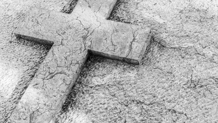 © vulcanus - Fotolia ostern kreuz symbol grab stein auferstehung jesus trauer tod glaube grabmal sterben beisetzung beerdigung trauern begrbnis kondolenz karte kondolenzkarte trauerkarte todeskarte todesanzeige traueranzeige hintergrund natrlich oberflche struktur textur hospitz trauerbegleitung sterbebegleitung totensonntag verstorbene gedenken steinkreuz allerheiligen allerseelen gedenktag totengedenken volkstrauertag christ christentum evangelisch katholisch kirche devotionalien