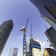 baustelle gerst kran bauen bauwirtschaft immobilien bauboom gerstbau london hauptstadt branche eigentumswohnung bro architektur fassade haus wohnungsbau investition geldanlage stadt wohnungsnot wohnhaus wohnungseigentum fonds brogebude konstruktion hochbau blau bauleiter arbeitsschutz sicherheit investment baumaschine wohnraum etage hochhaus gebude wachstum stahl beton bauordnung wolkenkratzer rot grossbaustelle krne