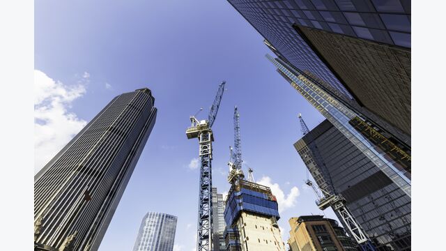 baustelle gerst kran bauen bauwirtschaft immobilien bauboom gerstbau london hauptstadt branche eigentumswohnung bro architektur fassade haus wohnungsbau investition geldanlage stadt wohnungsnot wohnhaus wohnungseigentum fonds brogebude konstruktion hochbau blau bauleiter arbeitsschutz sicherheit investment baumaschine wohnraum etage hochhaus gebude wachstum stahl beton bauordnung wolkenkratzer rot grossbaustelle krne
