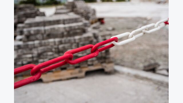 absperrband absperrkette absperrung abwehrhaltung abweisend hinweis bau baugewerbe baustelle bauarbeiten bauarbeiter arbeiter neubau rohbau hinweisschild signalfarben unwerwnscht unzugnglich verbotsschild versperrter weg warnhinweis warnmarkierung warnung sicherung gesichert bauamt vollsperrung kette kettenglied glied rotweiss industrie bauhof baumaterial zugesperrt grobaustelle sperre verkettet verkettung steine pflasern weg pflasersteine wegebau kopfsteinpflaser plastikkette fussweg fuweg ketten