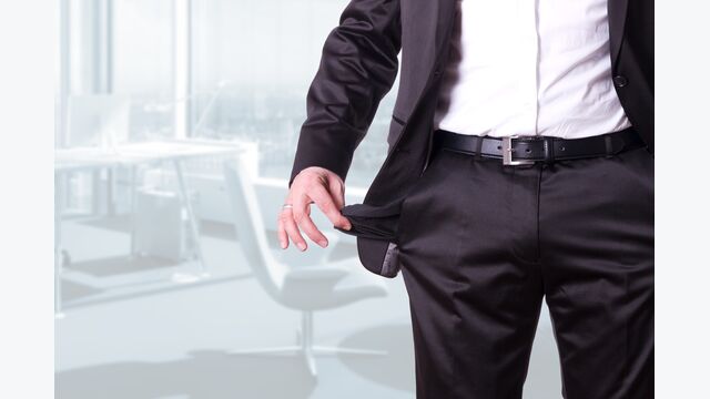 Insolvenz geschftsmann mann leeren taschen anzug sakko hosentaschen nach auen leer pleite kein geld bankrott insolvent ruiniert frontal hand zieht nur krper anonym ohne gesicht hintergrund schlieen firma problem finanzen