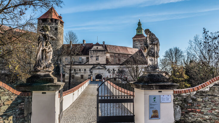 © Christian Krammer - stock.adobe.com burg burgenland burg schlaining herbst friedensburg architektur emporragen alt bauwerk kirche europa mediävistisch stadt himmel geschichte festung wand anreisen fort orientierungspunkt cathedral historisch blau landschaft mittelalter schlaining stadt schlaining österreich kultur sehenswert burgtor frieden wissenschaft skulptur statuen eingang ausflug lernen austria