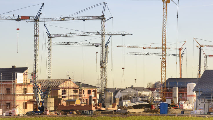 © Wolfilser - stock.adobe.com Bau Hausbau Neubau Rohbau Baustelle Baugebiet Neubaugebiet Wohnungsbau Wohnung Eigenheim Wohneigentum Baugrund Immobilie Baufirma Baugewerbe bauen Dachstuhl Bauarbeit Einfamilienhaus Immobilienmarkt Wohnhaus Hauseigentum Bauwirtschaft Bauindustrie Baugewerbe Handwerk Industrie Bauträger Grundstück Eigentum Altersvorsorge Bauwirtschaft Arbeit Architektur Gebäude Bauarbeiter Baugerüst Wohngebiet Kran Baukran Panorama Weitwinkel Konstruktion bau hausbau neubau rohbau baustelle baugebiet neubaugebiet wohnungsbau wohnung eigenheim wohneigentum baugrund immobilie baufirma baugewerbe bauen dachstuhl bauarbeit einfamilienhaus immobilienmarkt wohnhaus hauseigentum bauwirtschaft bauindustrie handwerk industrie bauträger grundstück eigentum altersvorsorge arbeit architektur gebäude bauarbeiter baugerüst wohngebiet kran baukran panorama weitwinkel konstruktion
