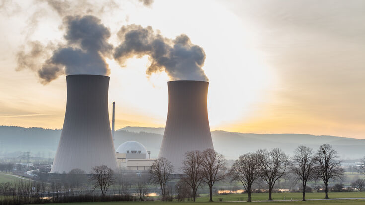 © Christian Schwier - stock.adobe.com Atomkraftwerk Kraftwerk AKW Kühlturm Kühltürme Energie Umwelt Atom Atomindustrie Deutschland Atomenergie Elektrizität Gefahr Rauch Wasserdampf Gegenlicht Sonne Silhouette Abendhimmel Abendrot Strom Atomausstieg Energieversorgung Energiepolitik Energiewende erneuerbare Kernenergie radioaktiv Strahlung Ökologie Umweltverschmutzung abkühlen kühlen Himmel Luft Abgas atomkraftwerk kraftwerk akw kühlturm kühltürme energie umwelt atom atomindustrie deutschland atomenergie elektrizität gefahr rauch wasserdampf gegenlicht sonne silhouette abendhimmel abendrot strom atomausstieg energieversorgung energiepolitik energiewende erneuerbare kernenergie radioaktiv strahlung ökologie umweltverschmutzung abkühlen kühlen himmel luft abgas