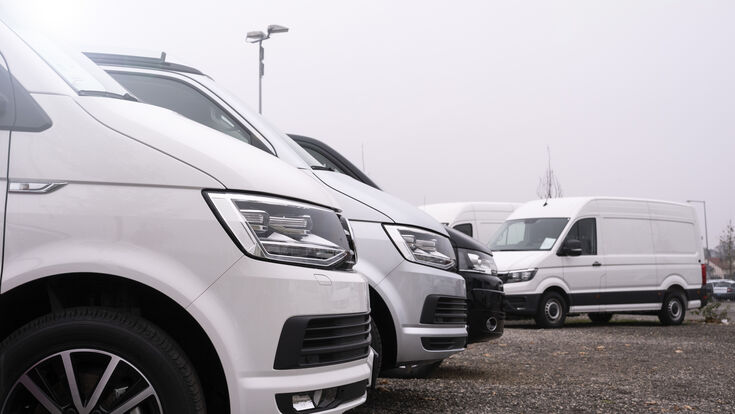 © fuchs mit foto - stock.adobe.com wohnmobil lkw kleinlaster händler kfz verkauf neuwagen gebrauchtwagen autos reifen scheinwerfer industrie nutzfahrzeuge ersatzteile service