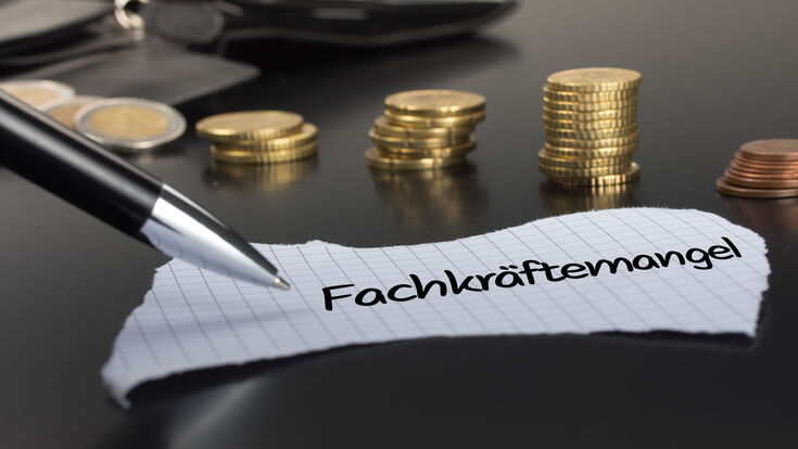 © Eigens - stock.adobe.com fachkräftemangel fachkräfte mangel business gesucht führungskraft finanzen papier geld gehalt büro weiß münze finanz bericht antrag handwerk statistik bargeld daten fachkraft währung admininfo zettel notiz stift text arbeit beruf geld verdienen wirtschaft industrie ziele arbeitsplatz erfolg ziel karriere glück symbol arbeitsmarkt mitarbeiter qualifiziert weiterbildung ausbildung demografische entwicklung prognose personal bewerber bewerbung dienstleistung