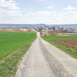baugebiet neubaugebiet erschliessung bauland land baugrundstück baustelle öffentlich kommunal strasse feld wiese gesperrt bau tiefbau erdbau wohnungsbau wohnungsmarkt flächenverbrauch landschaft baulandpreise planung neubau bauindustrie grundstück bodenversiegelung himmel flächennutzung bauplatz bauplätze stadtplanung ortsrand siedlung neubausiedlung infrastruktur ackerbau feldweg