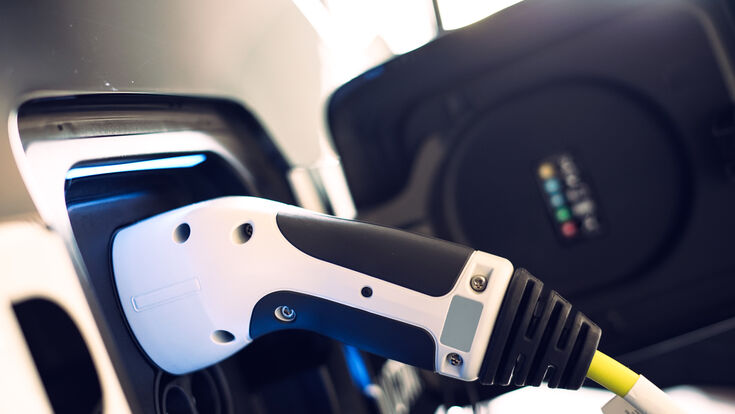 © RS-Studios - stock.adobe.com ladestation elektro auto tankstelle automobil elektro auto strom aufladen laden elektrisch emission umwelt umweltbewusst steckdose ccs chademo verbrauch kosten akku batterie lithium ionen kfz kraftfahrzeug tool gas anlagen kraft electric isoliert kabel automobile branche technik energie