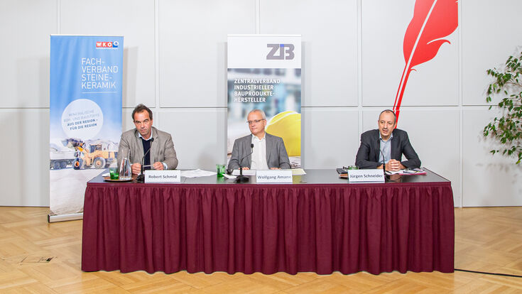 © picturedesk.com Im Bild v.l.n.r.: Mag. Robert Schmid Obmann des Fachverbands Stein- und keramische Industrie; Dr. Wolfgang Amann Geschäftsführer des Instituts für Immobilien Bauen und Wohnen; Dr. Jürgen Schneider Sektionschef im Ministerium für Klimaschutz Umwelt Energie Mobilität Innovation & Technologie